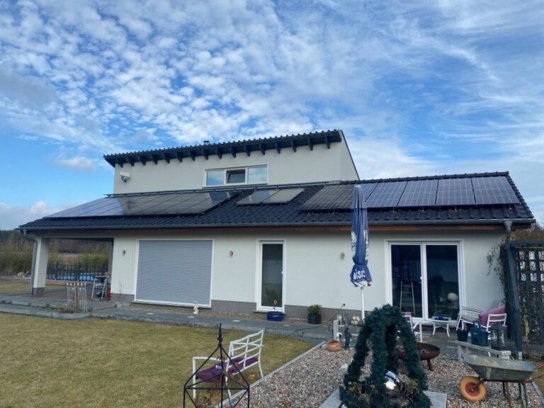Privathaus mimt Photovoltaik- bzw. Solaranlage