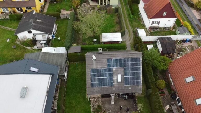 Haus mit Garten und Solarzelle