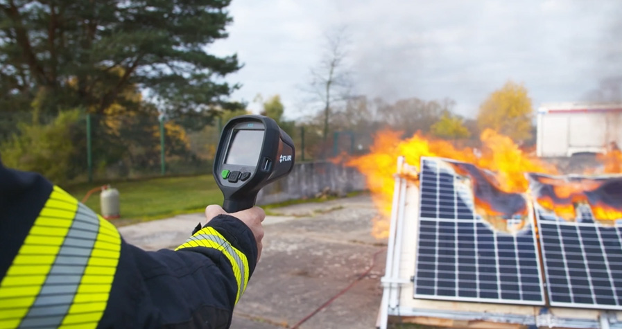 Feuerwehr misst Temperatur einer brennenden Solarzelle