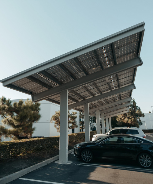 Carport mit Solarpanels