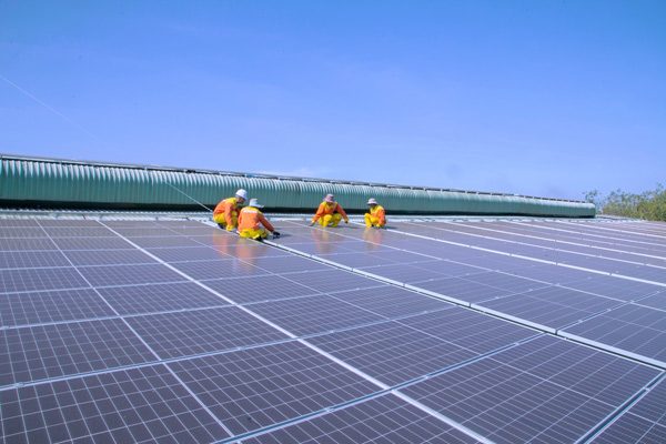 Große Photovoltaikfläche auf einem Dach bei Berlin